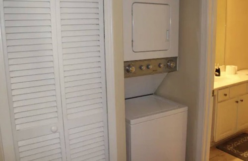 SoNo Condominio | Cozy Gated Condo - Between Midtown/Downtown Area