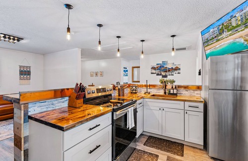 Jupiter Cabina | Cozy, Gated, Hot Tub & Sauna, Playroom, Bar, Fenced-in Yard.