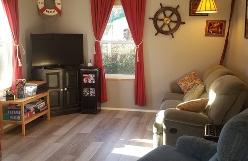 Ocean Park Casa | Cozy Gated Ocean Park Cabin on the Peninsula with A/C and Wireless Internet