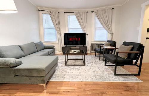 Orange Casa | Cozy Gem 18Min to EWR 8min to NYC Train & Parking