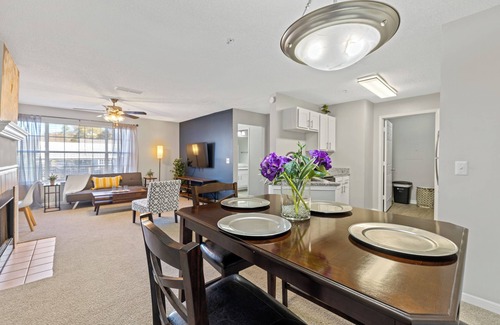 Athens Apartamento | Cozy Gem in Athens, Pool, Gym near UGA and Hospitals!