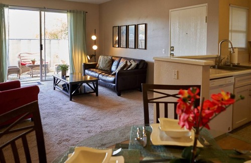 Santa Clarita Condominio | Cozy gem in the heart of Santa Clarita.