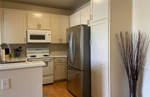 Santa Clarita Condominio | Cozy gem in the heart of Santa Clarita.