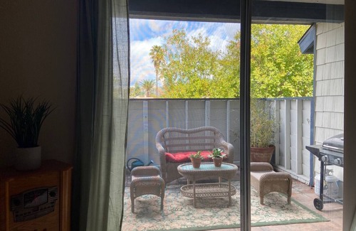 Santa Clarita Condominio | Cozy gem in the heart of Santa Clarita.
