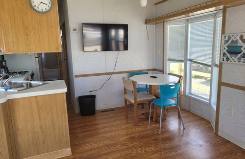 Port Clinton Casa | Cozy get away lot 1 birding view, nature walk, restaurants, beaches, dock sm fee
