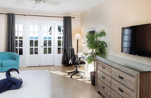 Charlotte Hotel | Cozy Getaway: 2 Scenic Ocean View Room w/ Balcony | Free Parking | Adults Only