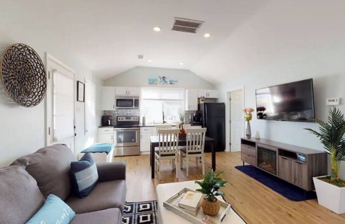 Chesapeake Beach Cabaña | Cozy Getaway - Breezy Point Beach & Marina