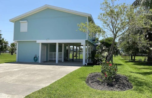 Galveston Casa | Cozy getaway blocks from the beach and the bay. Perfect for families and couples