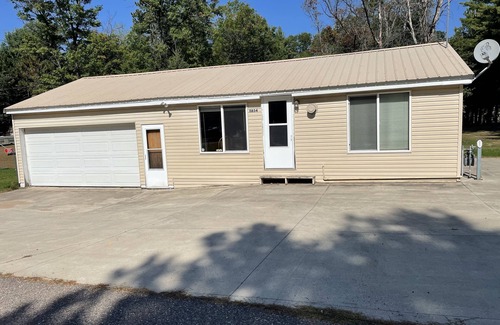 Crivitz Cabina | Cozy Getaway by Crooked Lake. Steps to the boat launch