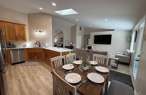 Springfield Casa | Cozy Getaway for Work & Play-Game Room-Walk to Hospital-Close to Hayward-Autzen