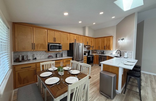 Springfield Casa | Cozy Getaway for Work & Play-Game Room-Walk to Hospital-Close to Hayward-Autzen