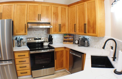 Springfield Casa | Cozy Getaway for Work & Play-Game Room-Walk to Hospital-Close to Hayward-Autzen
