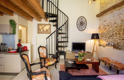 Auriac-du-Perigord Cabaña | Acogedora escapada en Périgord con terraza y entrepiso