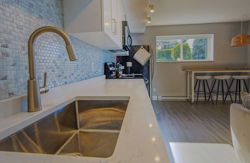 Upper Lonsdale Casa | Cozy Getaway in North Van - The Ideal Base for Experiencing BC's Best!