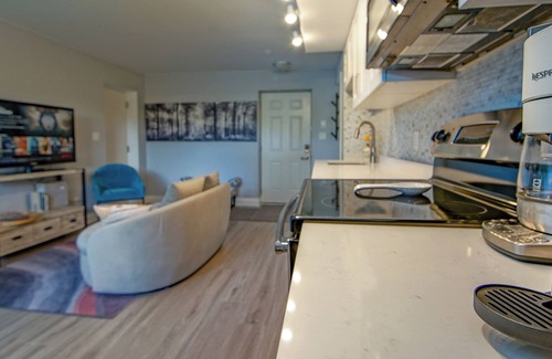 Upper Lonsdale Casa | Cozy Getaway in North Van - The Ideal Base for Experiencing BC's Best!
