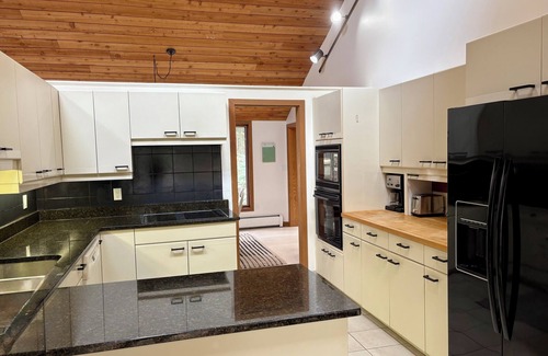 Goshen Casa | Cozy Getaway near Lake & Skiing; 2 min walk to lake; 10 mins to Mohawk Mountain