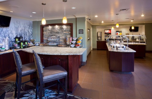 Eagan Condominio | Traslado las 24 horas al centro comercial Mall of America + desayuno de cortesía | Wi-Fi gratis + piscina cubierta