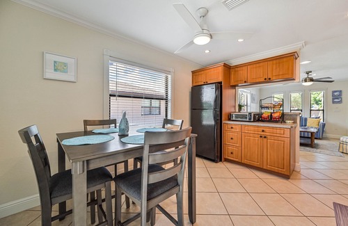 Bonita Shores Cabaña | Cozy Getaway with pool and minutes to the beach!!!