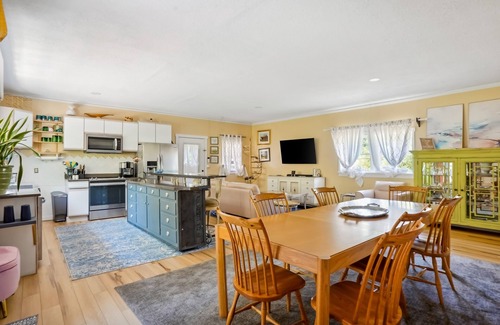 Morganton Cabina | Cozy getaway with deck, mountain views & hiking trails