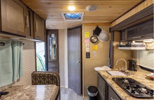 Bryson City Alquiler De RV | Cozy Glamping Pod with WiFi, HOT TUB, Outdoor Shower in marvelous Bryson City
