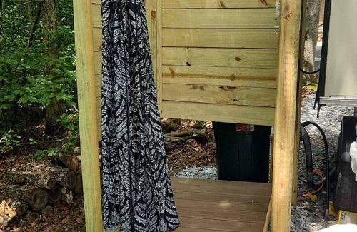 Bryson City Alquiler De RV | Cozy Glamping Pod with WiFi, HOT TUB, Outdoor Shower in marvelous Bryson City