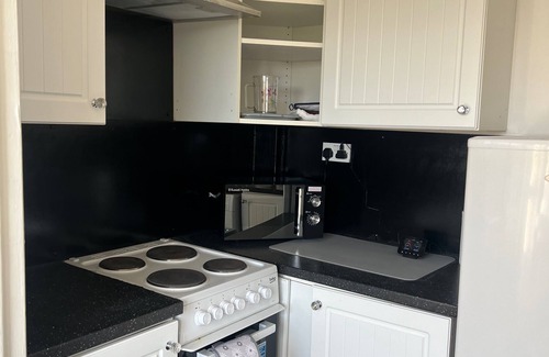 Longcroft Cabaña | Cozy Gogarstone Cottage in Newbridge