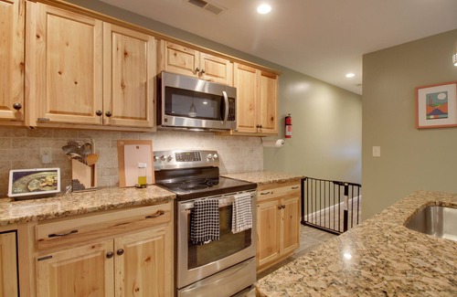 Goode Cabina | Cozy Goode Cabin w/ Deck ~ 17 Mi to Lynchburg