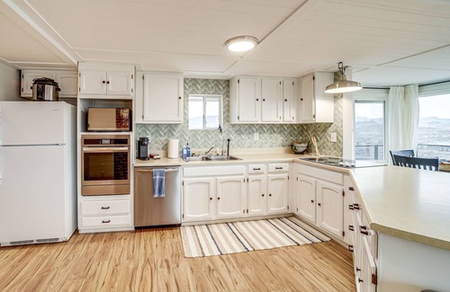 Grand Coulee Casa | Cozy Grand Coulee Home w/ Deck & Views!