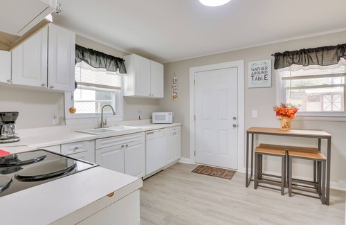 Greensboro Cabaña | Cozy Greensboro Vacation Rental w/ Deck & Fire Pit