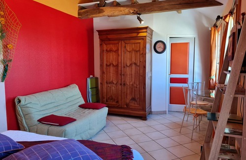 Bonnee Cama Y Desayuno | Encantador Refugio Rural: Habitación y Roulotte, Cerca de Château y Bosque