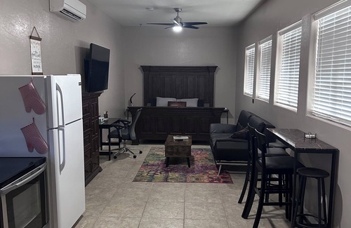 Glendale Apartamento | Cozy Guest House Apartment w/ Shared Backyard Oasis, Spa & Pool