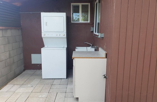 Blenman-Elm Casa | Cozy Guest House, 1BR, AC, Pets OK, Enclosed yard, New remodel
