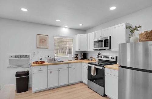 Palm Coast Cabaña | Cozy Guest House w Hot Tub, Firepit & Private