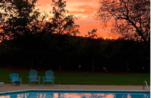 Russellville Apartamento | Cozy Guest House w/pool & hot tub!