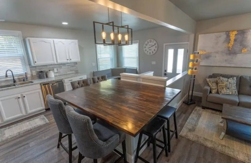 Dubuque Casa | Cozy Guest House Welcomes You
