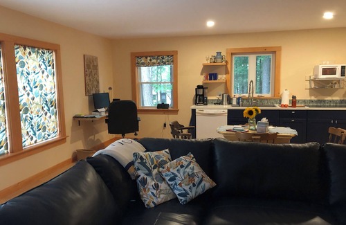Falmouth Cabina | Cozy guest house with beach rights on quiet Highland Lake