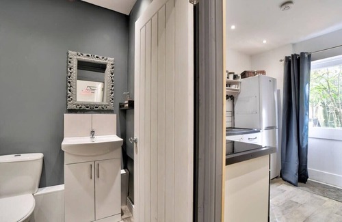 West Thurrock Cabina | Cozy Guest Lodge with a large secluded garden