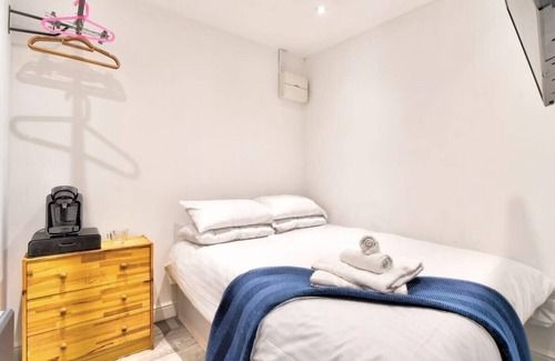 West Thurrock Cabina | Cozy Guest Lodge with a large secluded garden