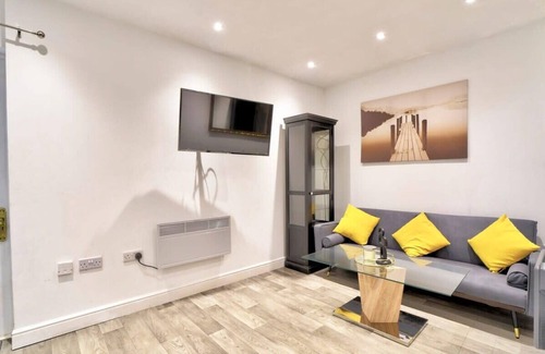 West Thurrock Cabina | Cozy Guest Lodge with a large secluded garden
