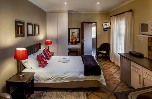 Humewood Cama Y Desayuno | Acogedora habitación con cama doble y cocina, cerca de Port Elizabeth