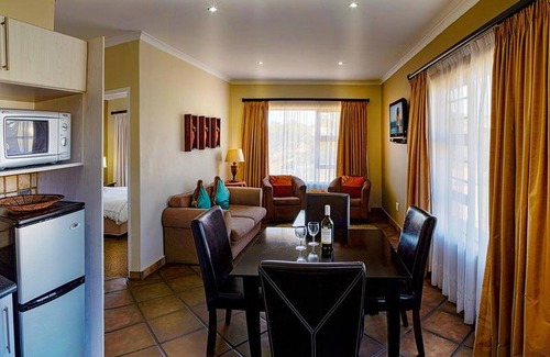 Humewood Cama Y Desayuno | Acogedora habitación con cama doble y cocina, cerca de Port Elizabeth