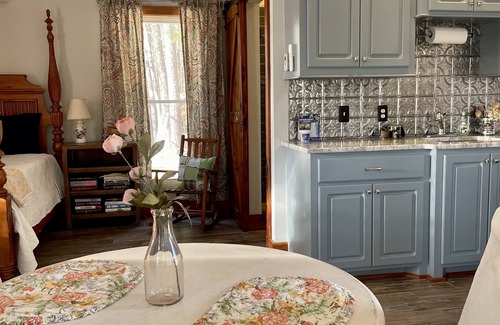 Madison Casa | Cozy guesthouse minutes from multiple amenities