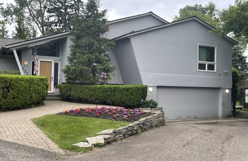 West Bloomfield Casa | Cozy home with direct lake view
