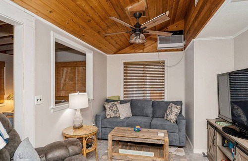 Hampton Bays Casa | Cozy Hampton Bays Beach Cottage one Block from the Beach, Perfect for Couples