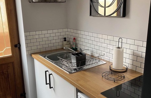 Abertillery Apartamento | Cozy Haven For Two, Modern Annexe with a Mountain View