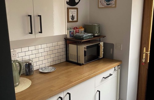 Abertillery Apartamento | Cozy Haven For Two, Modern Annexe with a Mountain View