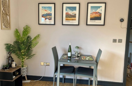 Abertillery Apartamento | Cozy Haven For Two, Modern Annexe with a Mountain View