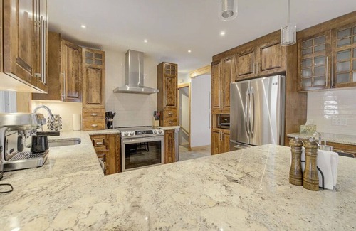 Baie-St-Paul Casa | Cozy Haven w/ Spa & Stunning Views