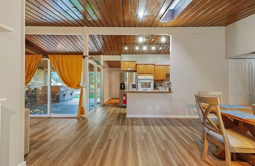 Rollingbay Casa | Cozy haven with hot tub & AC near Bangor base and hospital in Silverdale