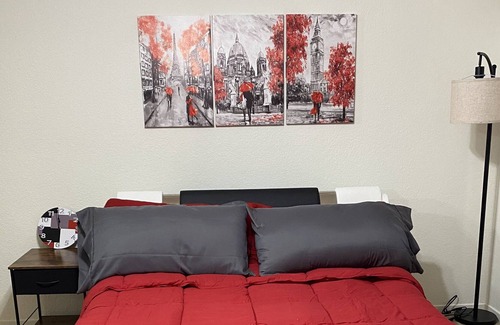 Pleasanton Apartamento | "Cozy Haven: Your Urban Retreat"